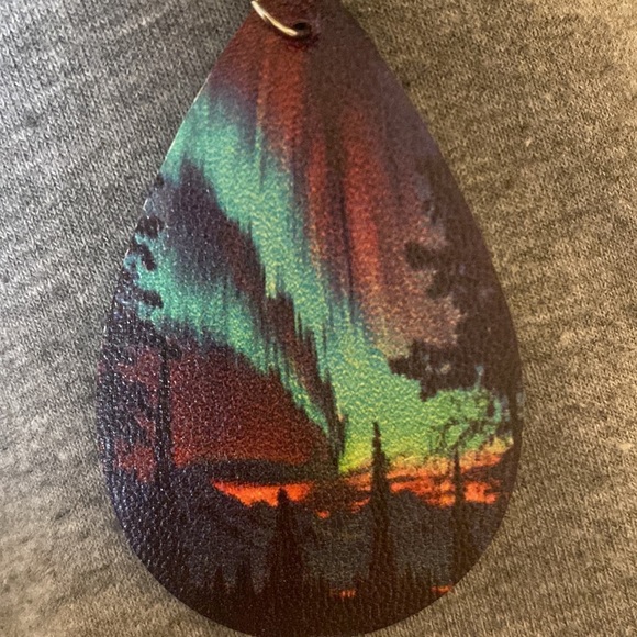 🌈 Gorgeous & Fragile Aurora Earrings 🌌 - Picture 2 of 3